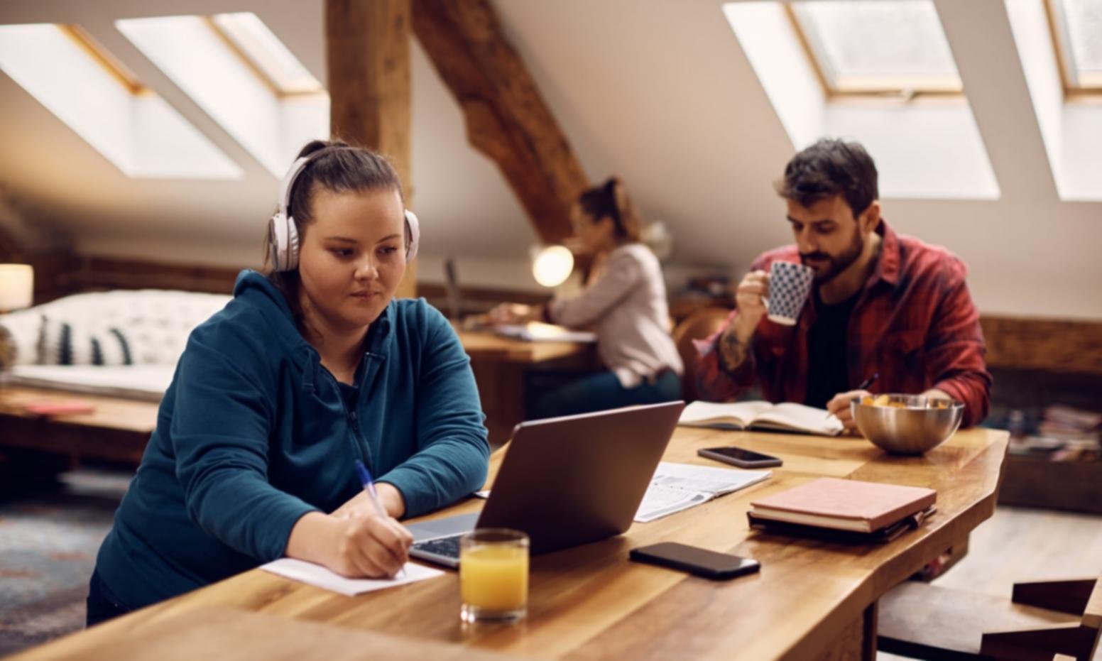 Estudiante revisando ejercicios de cálculo de intereses